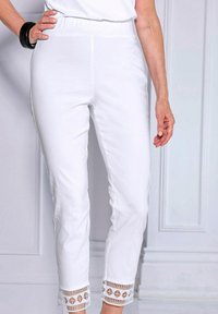 Witte broek met een soepele textuur, voorzien van een brede tailleband en decoratieve kantdetails aan de zoom. Op maat gemaakte pasvorm met een rechte pijp.