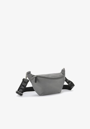 Graue Stoffbauchtasche mit einer geschwungenen Form, einem Reißverschluss und einem verstellbaren schwarzen Tragegurt, der mit weißen Textakzenten versehen ist. Glatte Textur insgesamt.