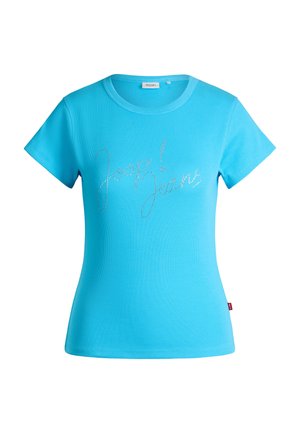 Hellblaues, kurzärmeliges, figurbetontes T-Shirt mit der Aufschrift "Joop! Jeans" in kursiver Schrift aus kleinen Strasssteinen quer über die Brust.