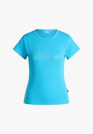 Hellblaues, kurzärmeliges, figurbetontes T-Shirt mit der Aufschrift "Joop! Jeans" in kursiver Schrift aus kleinen Strasssteinen quer über die Brust.