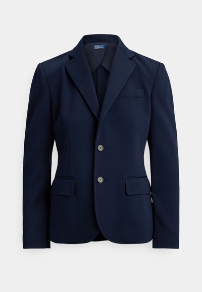 Námornícka modrá sako z hladkej látky, s priliehavým strihom, s výrezovými klopami, dvoma prednými vreckami a zapínaním na tri gombíky.