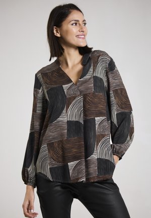 Langärmlige Bluse mit einem abstrakten geometrischen Muster in Braun, Schwarz und Creme, mit V-Ausschnitt und gerafften Manschetten. Leichter Stoff.