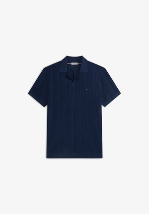 Marineblauw poloshirt met korte mouwen, getextureerde verticale strepen en klein rood, wit en blauw logo op de linkerborst.