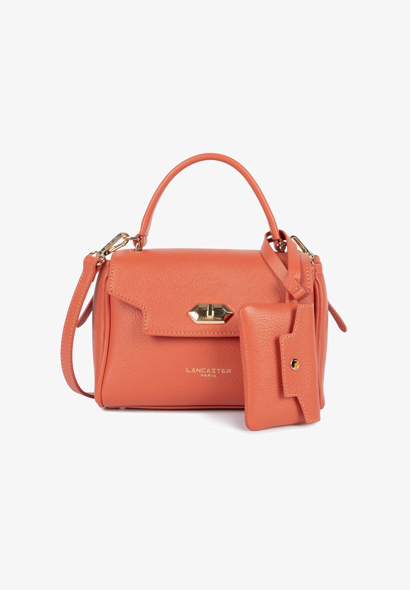 Sac à main Lancaster Paris en cuir corail avec poignée supérieure, bandoulière amovible, fermoir doré et petite pochette assortie attachée.