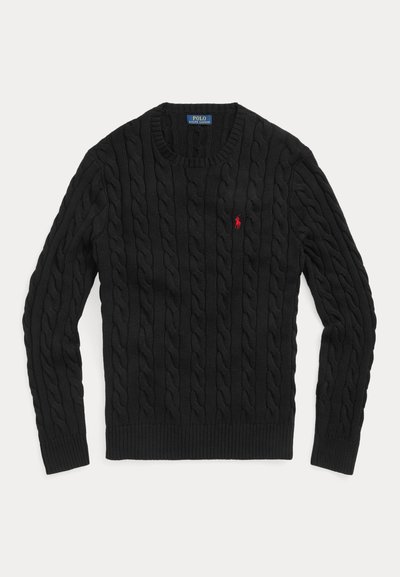 Čierny dlhý sveter s vrkočovým vzorom, okrúhlym výstrihom a červeným vyšitým logom Polo Ralph Lauren na ľavej strane hrudníka.