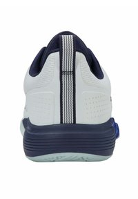 Scarpa da ginnastica bianca con retro blu navy, tessuto testurizzato, linguetta, e sezioni ventilate, dotata di suola in gomma resistente.