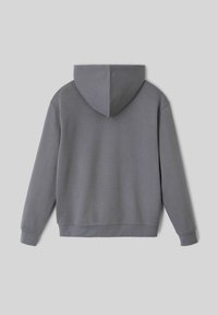Haut à capuche gris en tissu doux, doté d'une poche kangourou, de poignets côtelés et d'une capuche avec cordon de serrage. Texture lisse avec un design minimal.