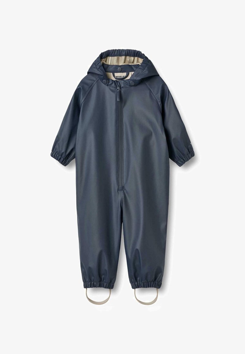 Mono impermeable azul marino con capucha, puños elásticos y cremallera frontal. Cuenta con lazos en los pies para asegurar sobre el calzado.