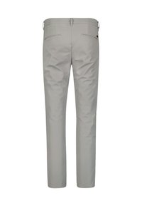 Lichtgrijze broek met een rechte pasvorm, vlakke voorkant, twee achterzakken en riemlussen. Glad stoffen textuur en minimalistisch ontwerp.