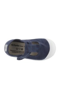 Scarpa di tela blu navy con punta e suola in gomma bianca. Presenta un design a lato ritagliato e una fascia elastica per una vestibilità sicura. L'etichetta interna mostra il marchio.