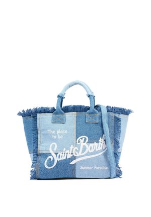 Borsa a tracolla patchwork in denim con bordi sfilacciati, due manici, una tracolla e testo bianco con la scritta "The place to be Saint Barth Summer Paradise".