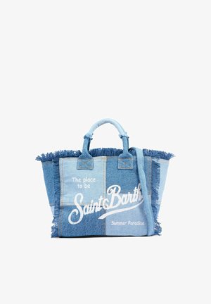 Torba typu tote wykonana z denimu w stylu patchwork, z postrzępionymi krawędziami, dwoma uchwytami, paskiem na ramię oraz białym napisem "The place to be Saint Barth Summer Paradise".