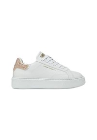 Sneaker bianca con tomaia in pelle liscia, dettaglio testurizzato in oro rosa sul tallone, lacci piatti e suola chunky bianca.