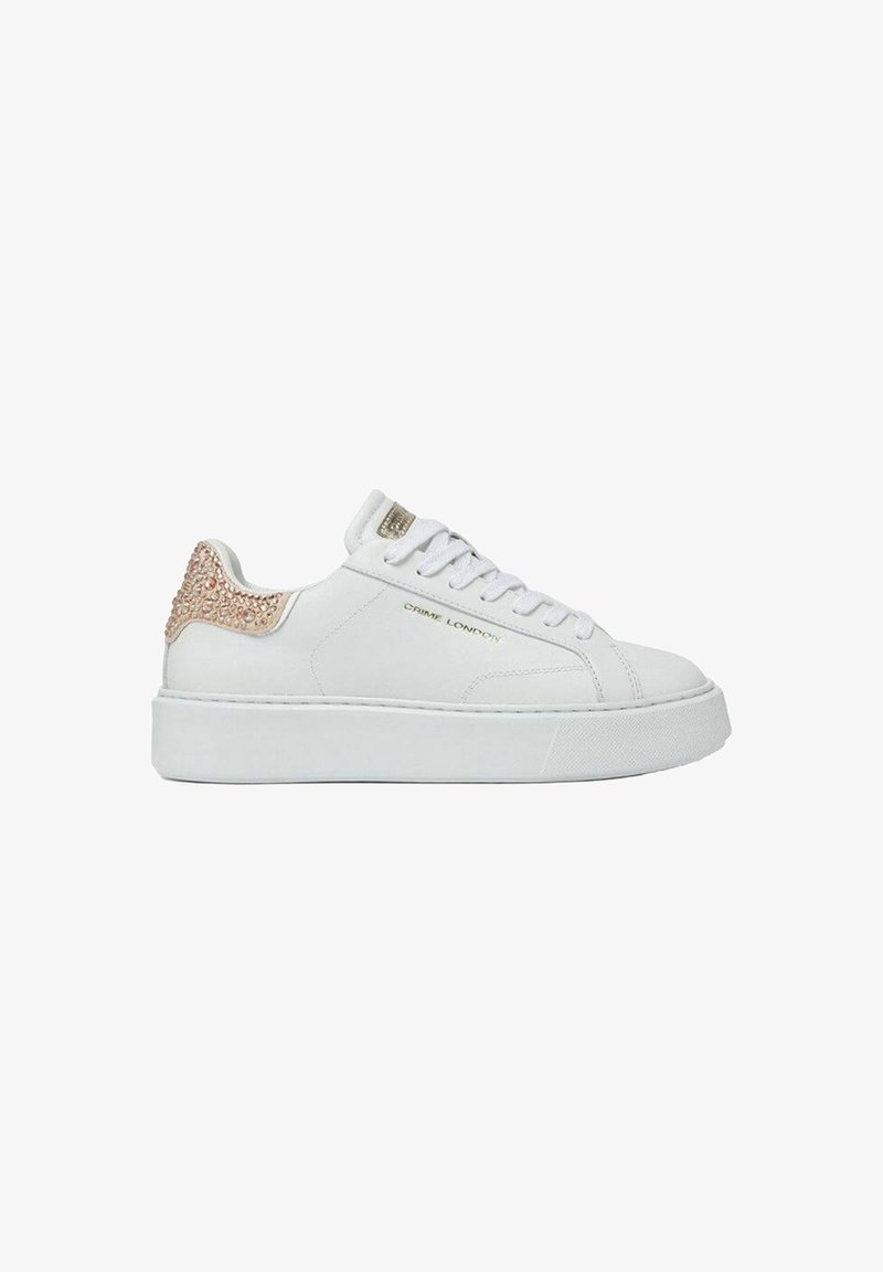 Sneaker bianca con tomaia in pelle liscia, dettaglio testurizzato in oro rosa sul tallone, lacci piatti e suola chunky bianca.