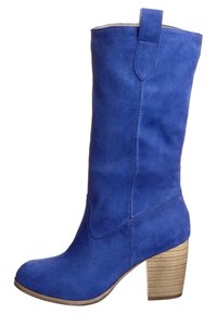 Modré semišové kozačky po kolena s úzkým tvarem, masivním dřevěným podpatkem, bočními švy a zaoblenou špičkou. Jednoduchý design a hladká textura.