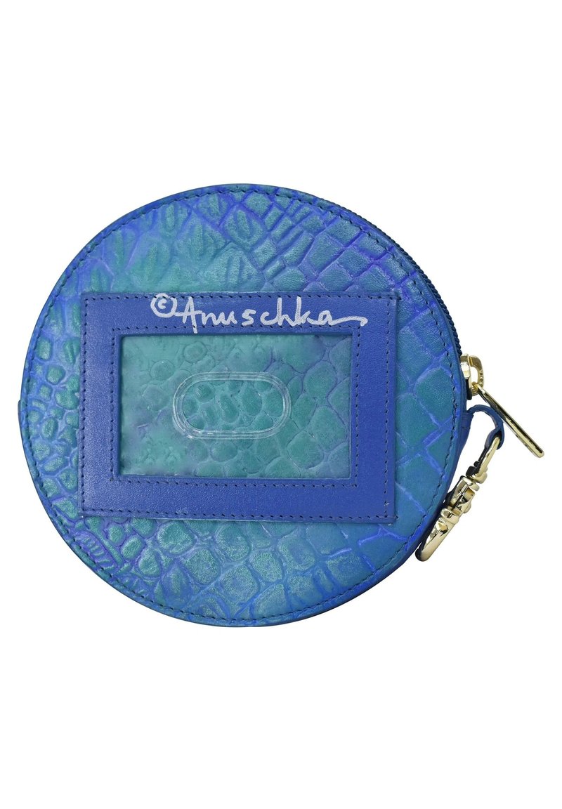 Ronde muntentas gemaakt van gestructureerd blauw-groen leer, met een doorzichtige ID-venster, goudkleurige hardware en een ritssluiting. Handtekening op het oppervlak.