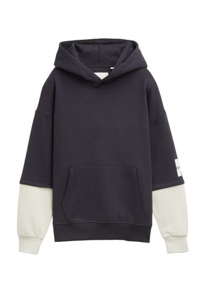 Zwarte capuchonsweater met witte lange mouwen en voorzak met een klein wit stukje stof op de linkermouw.