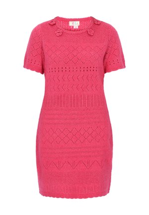 Rosa strikket kjole med korte ærmer og teksturerede mønstre i diamant-, chevron- og blomsterdesign samt små dekorative blomster nær udskæringen.