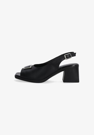 Zwarte leren slingback sandalen met een open teen, blokhak en een vierkante metalen accent op de wreef. Gladde textuur overal.