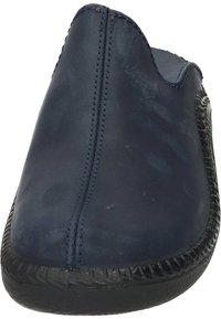 Marinefarbene Slipper aus glattem Leder mit einer strukturierten schwarzen Sohle und sichtbaren Nähten entlang der Naht für zusätzliche Haltbarkeit.