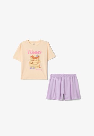 Beige kurzärmliges Hemd mit pinkfarbener Aufschrift "Sweet & YUMMY Morning" und Pfannkuchen-Grafik, kombiniert mit fliederfarbenen Shorts mit elastischem Bund.