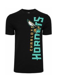 Camiseta de algodón negra con un gráfico en azul verdoso y dorado de "Charlotte Hornets", con un diseño de avispa y baloncesto en el lado izquierdo.