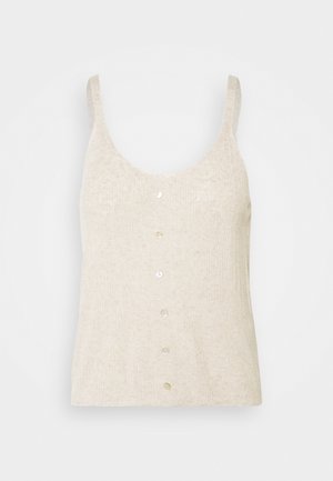 Beige geribde gebreide tanktop met dunne bandjes en een voorste rij van zes kleine knoopjes, weergegeven op een effen achtergrond.