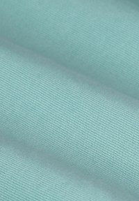 Tissu bleu turquoise clair avec une surface lisse et légèrement texturée. Présente un motif de tissage fin et un léger éclat.