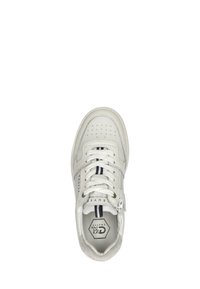 Witte sneaker met een glad leren bovenwerk, geperforeerde neus, gevoerde tong en veters. Voorzien van een blauwe streep en grijze suède accenten.