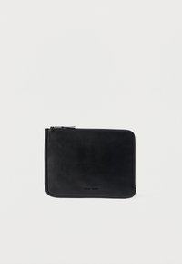 Czarny skórzany pokrowiec na laptopa o gładkiej fakturze, prostokątnym kształcie i zamknięciu na zamek. Minimalistyczny design bez widocznych wzorów ani ozdób.