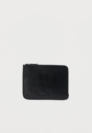 Custodia per laptop in pelle nera con texture liscia, forma rettangolare e chiusura a zip. Design minimalista senza motivi o accenti visibili.