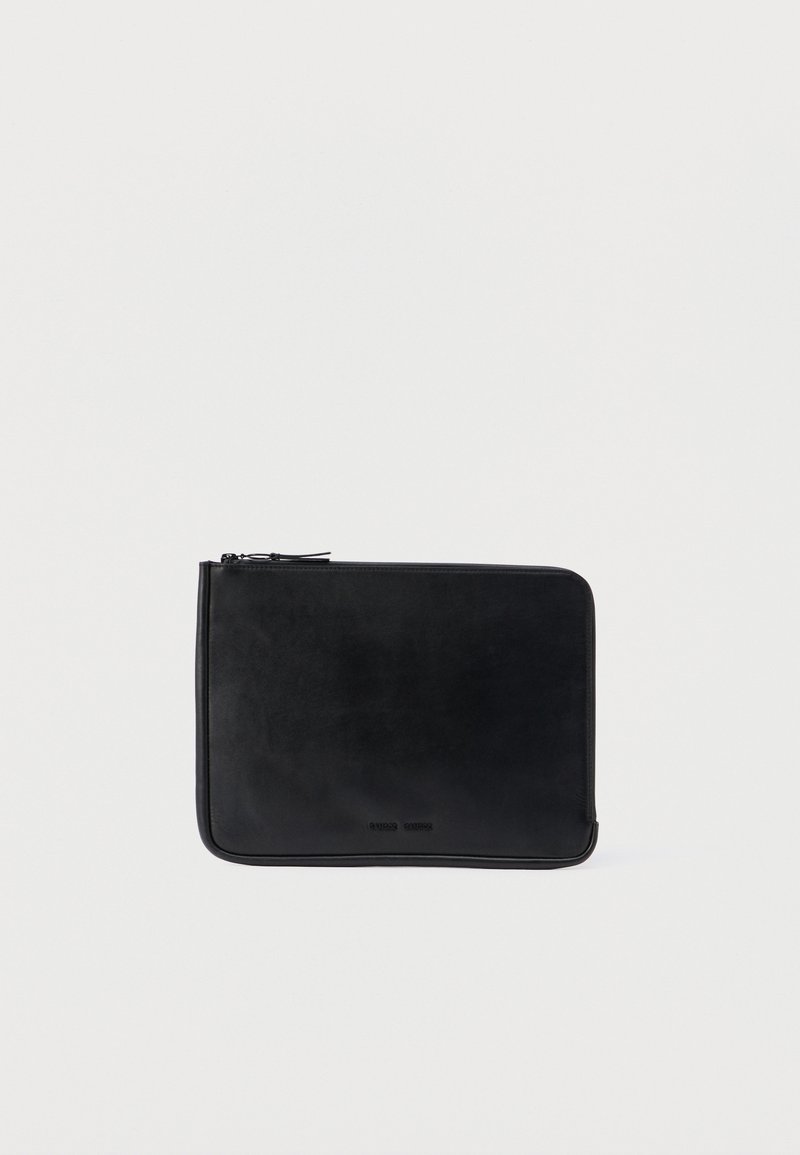 Czarny skórzany pokrowiec na laptopa o gładkiej fakturze, prostokątnym kształcie i zamknięciu na zamek. Minimalistyczny design bez widocznych wzorów ani ozdób.