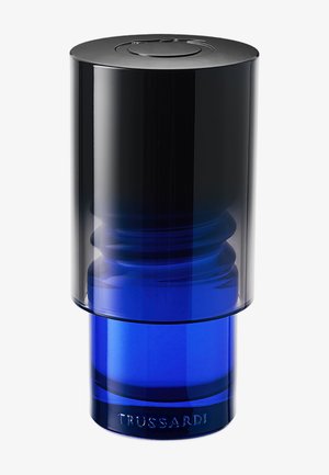 Blauwe glazen Trussardi parfumfles met hoge zwarte cilindrische dop op een witte achtergrond.