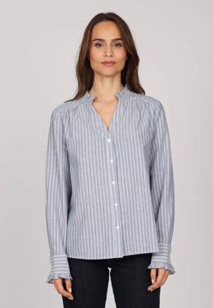 Chemise à rayures bleues et blanches à manches longues avec un col froncé, fermeture à boutons sur le devant, et détails froncés aux épaules et aux poignets.