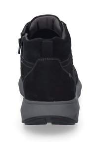 Czarne zamszowe botki za kostkę o fakturowanym wykończeniu, z szarym gumowym obcasem i wyściółką w kołnierzu. Widok z tyłu pokazuje detal z zamkiem błyskawicznym i uchwyt.