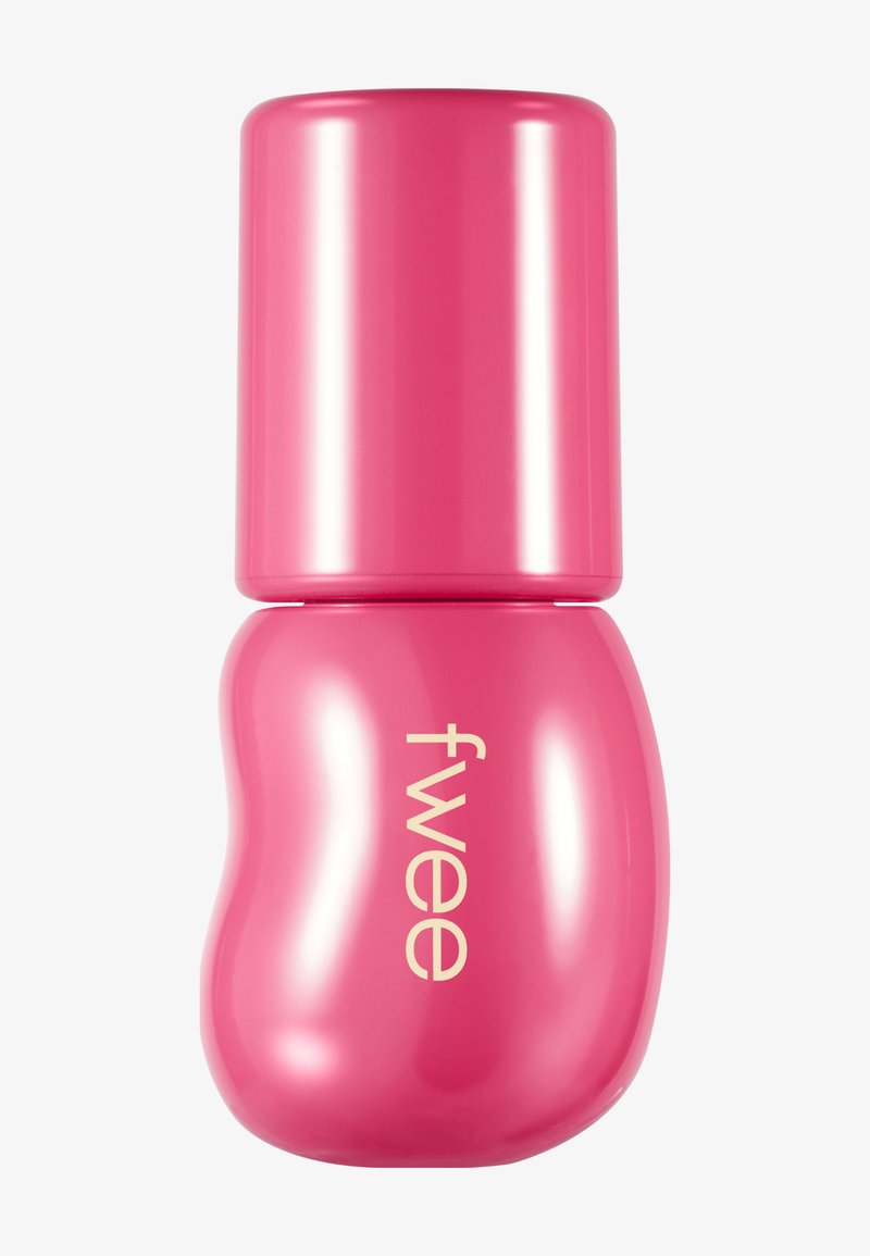 Flacon de vernis à ongles rose brillant avec une forme arrondie et courbée et le mot "fwee" imprimé verticalement en beige clair.