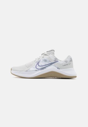 Scarpa da corsa Nike grigio chiaro con tomaia in mesh, swoosh viola, intersuola bianca ammortizzata e suola in gomma naturale.