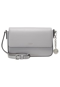 Šedá kožená křížová taška s klopou, nastavitelným popruhem a stříbrnými doplňky. Obsahuje výrazné logo a dekorační přívěsek.