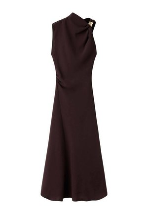 Robe sans manches brune avec un design drapé, comportant un détail froncé à l'épaule et une jupe évasée, fabriquée en tissu lisse.