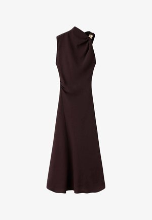 Abito senza maniche marrone con design drappeggiato, caratterizzato da un dettaglio arricciato sulla spalla e una gonna svasata, realizzato in tessuto liscio.