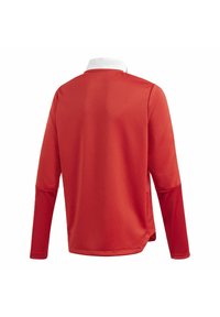 Camisa de manga larga roja con cuello blanco, hecha de una tela suave y ligera. Presenta un dobladillo recto y mangas entalladas para mayor comodidad.