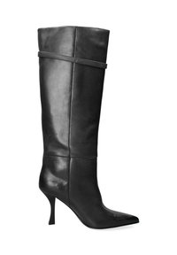 Botte noire en cuir montant jusqu'au genou avec un bout pointu, un talon aiguille et une fine sangle autour de la tige supérieure, présentant une texture lisse.