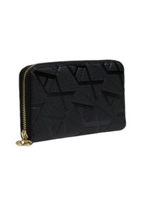 Portafoglio nero realizzato in materiale testurizzato, caratterizzato da un motivo geometrico in rilievo. Presenta una cerniera dorata e un dettaglio in metallo decorativo.