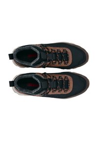 Schwarz-braune High-Top-Schuhe mit strukturiertem Obermaterial, gepolstertem grauen Kragen und kontrastierenden orangenen Schnürsenkeln. Gepolsterte Sohle für Unterstützung.