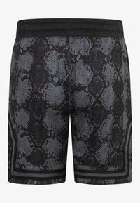 Czarne i szare spodenki z wzorem skóry węża, o teksturowanym wykończeniu, z elastyczną talią i czarnymi pasami akcentowymi po bokach.