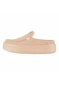 Chaussures slip-on en daim pêche clair avec un bout arrondi, semelle plateforme avec des rainures horizontales et un discret logo sur le côté.