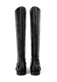 Ein Paar schwarze knielange Stiefel mit Krokodilprägung, flachen Absätzen und abgerundeten Spitzen, von hinten auf einem weißen Hintergrund gezeigt.