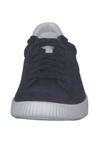 Navy suede sneaker met witte rubberen zool, ronde neus en platte veters. Heeft een minimalistisch ontwerp en een gestructureerde tong voor comfort.
