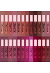 Venti tubetti di rossetto liquido XXL Lingerie di NYX esposti in un gradiente di tonalità che va dal nude al berry scuro, con tappi e branding rosa.