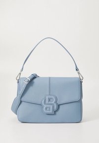 Τσάντα χειρός από δέρμα ανοιχτού μπλε χρώματος με σχεδιασμό με καπάκι, διαθέτει εμφανές ανάγλυφο λογότυπο και αφαιρούμενο ιμάντα ώμου. Ομαλή υφή.